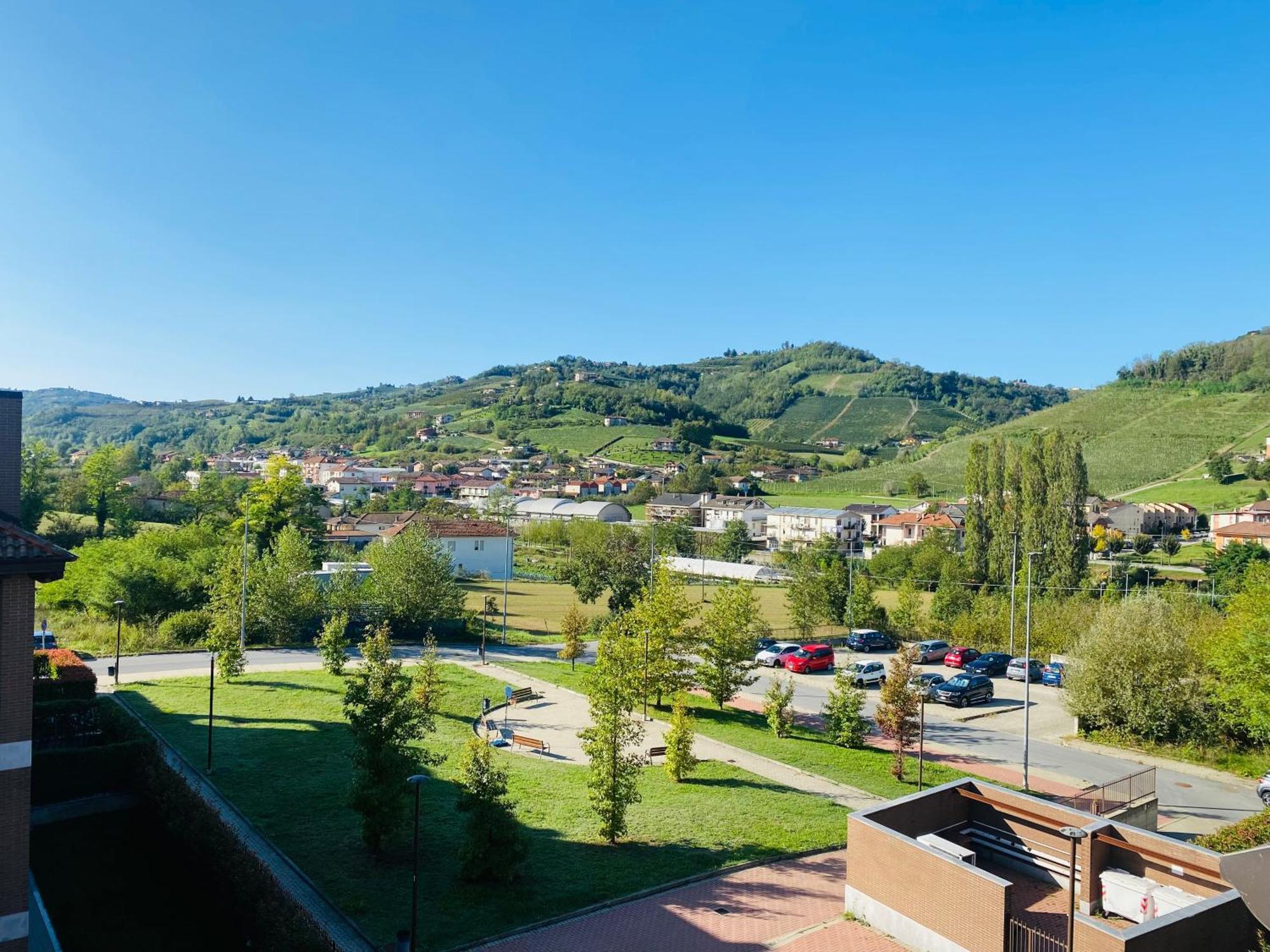 Attico Nel Cuore Delle Langhe - Free Parking Wi-Fi E Ac Алба Екстериор снимка